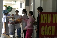 Chiều 20/11, Bệnh viện Sản Nhi Bắc Ninh chuyển một số bé sơ sinh về Hà Nội điều trị. Ảnh: Nam Phương.